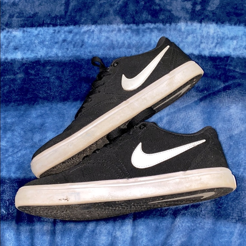 NIKE BLACK SB SHOES